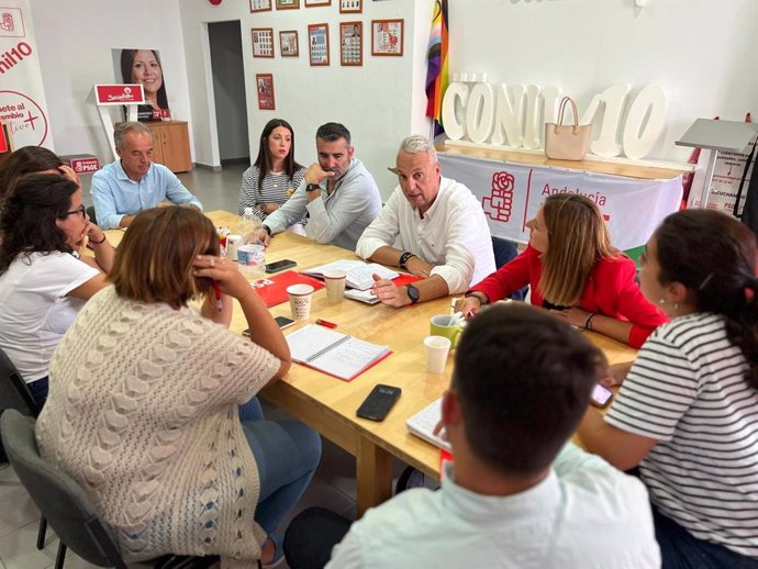 Reunión del dirigente socialista con alcaldes y portavoces de la comarca de la Janda.