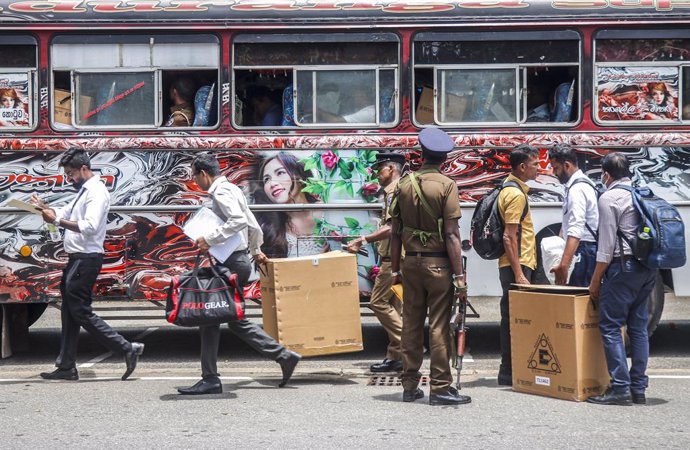 September 20, 2024, Colombo, Western Province, Sri Lanka: Police assist electoral officials with ballot boxes and other polling materials collected from a distribution centre, on the eve of Sri Lanka's presidential elections in Colombo on September 20, 20