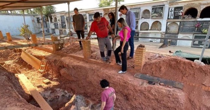 La parlamentaria socialista por Huelva María Márquez visita las fosas comunes del cementerio de Riotinto.