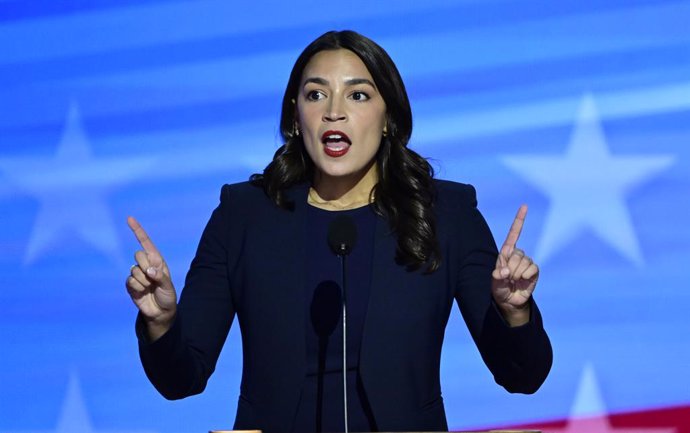 Archivo - August 19, 2024, Chicago, Illinois, USA: United States Representative Alexandria Ocasio-Cortez (Democrat of New York), makes remarks at the 2024 Democratic National Convention in Chicago, Illinois, USA, at the United Center on Monday, August 19,