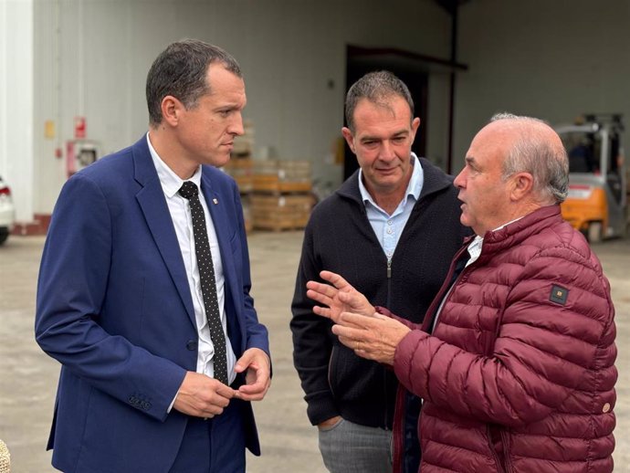 Ordeig con los presidentes de la cooperativa Les Planes, Jordi Reig, y de la FCAC, Ramon Sarroca