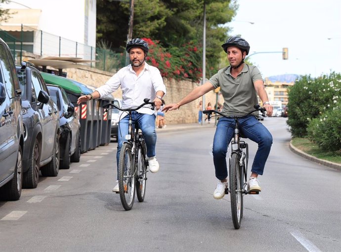 El presidente del Consell de Mallorca, Llorenç Galmés, y el conseller insular de Territorio, Movilidad e Infraestructuras, Fernando Rubio, llegan a la Jornada de Movilidad Sostenible en bicicleta