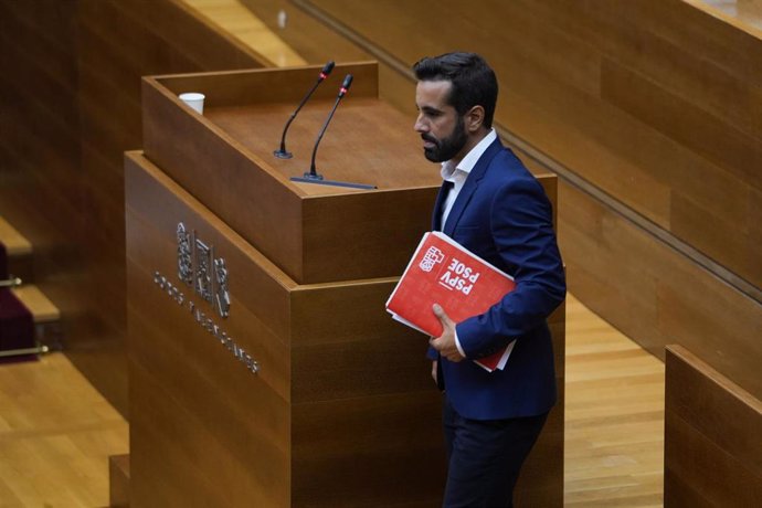 El síndic del PSPV-PSOE, José Muñoz, durante un debate de política general en Les Corts 