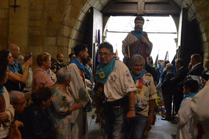 Los vecinos entran la figura de San Mateo al templo. 