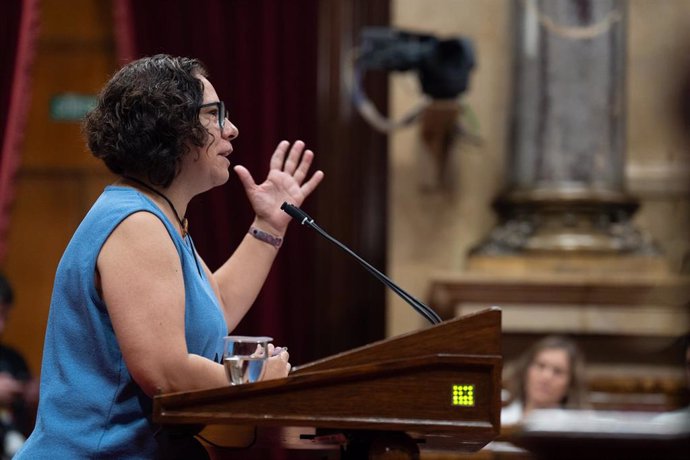 Archivo - La diputada de los Comuns en el Parlament, Susanna Segovia, interviene durante una sesión plenaria, en el Parlament de Catalunya, a 11 de julio de 2024, en Barcelona, Catalunya