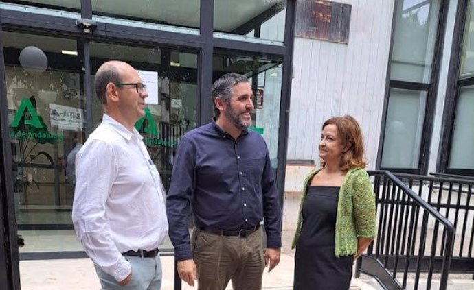 El delegado territorial de Turismo, Cultura y Deporte de la Junta en Almería, Juan José Alonso, en las obras de la Biblioteca Francisco Villaespesa.