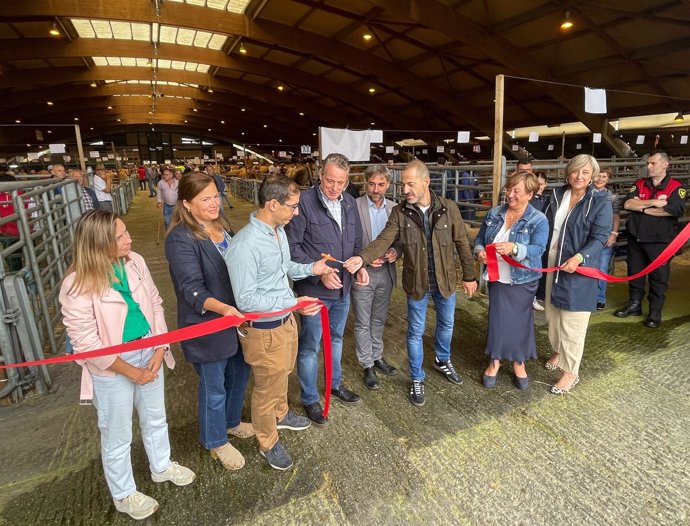 El consejero de Medio Rural y Política Agraria, Marcelino Marcos, y el alcalde de Siero, Ángel García, durante la inauguración de Agrosiero 2024