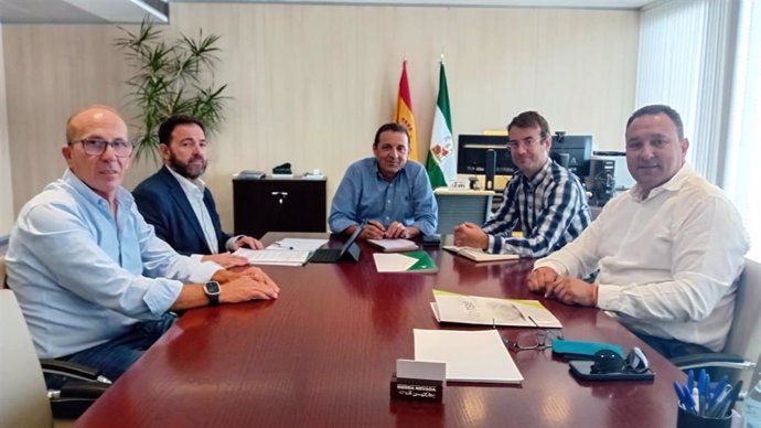 El delegado de Economía, Hacienda y Fondos Europeos de la Junta de Andalucía en Almería, Guillermo Casquet, en la reunión con los representantes de la empresa Asupima y el director general de IDEA, Miguel Ángel Figueroa.