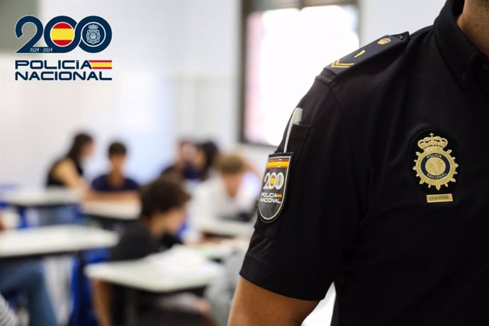 Una de las sesiones formativas de la Policía Nacional para proteger a los jóvenes en el medio digital.