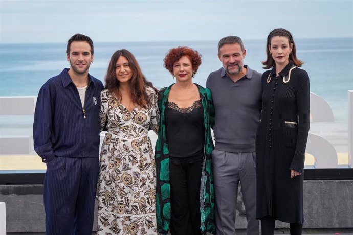 (I-D) El actor Ricardo Gómez, la guionista Isa Campo, la directora Icíar Bollaín, el actor Urko Olazabal y la actriz Mireia Oriol posan durante el photocall de la película ‘Soy Nevenka’, en el Festival de Cine de San Sebastián, a 21 de septiembre de 2024,