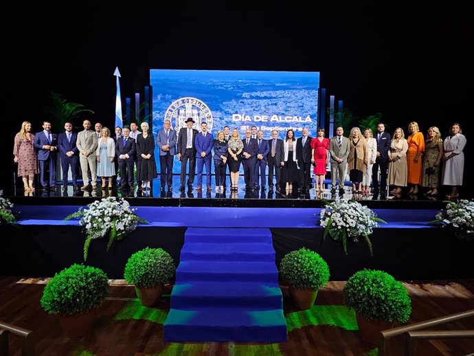 Foto de familia con los premiados en el Día de Alcalá, en un acto celebrado en el auditorio Riberas del Guadaíra.