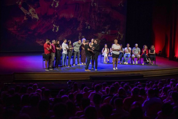 El cómico Juan Dávila, con algunas personas del público, sobre el escenario del Maestro Padilla.