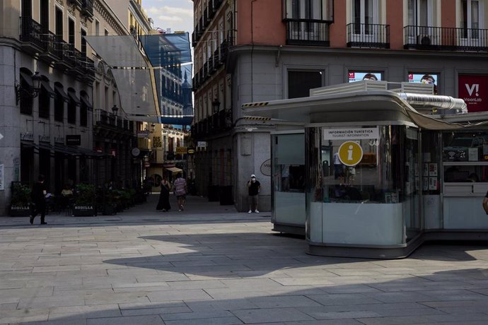 Archivo - Una oficina de punto de información en la plaza de Callao, en Madrid (España). 