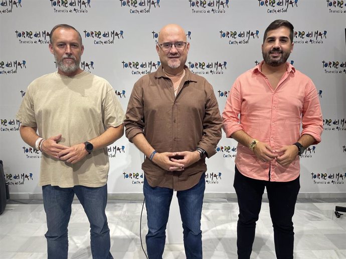 El edil de Playas de Vélez-Málaga, David Vilches; el primer teniente de alcalde, Jesús Pérez Atencia; y el concejal de Nuevas Tecnologías, David Segura.