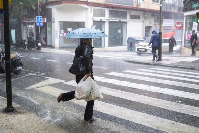 Varias personas caminan bajo la lluvia, a 21 de septiembre de 2024, en Zaragoza, Aragón (España).