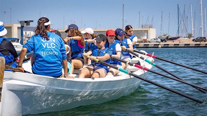 El Ayuntamiento de València ofrece clases de vela y remo gratuitas para jóvenes entre 18 y 30 años