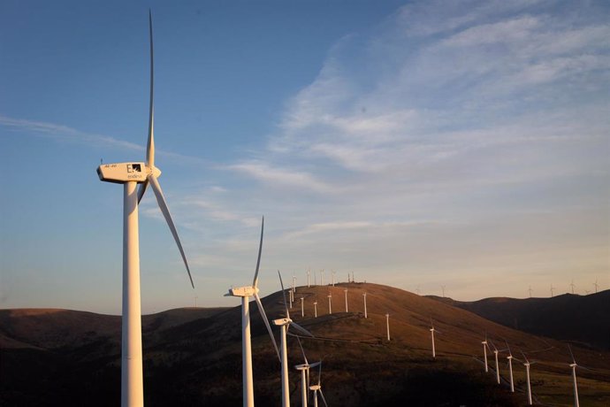 Archivo - Varios aerogeneradores en el parque eólico de Vilachá, a 15 de marzo de 2024, en Lugo, Galicia (España).