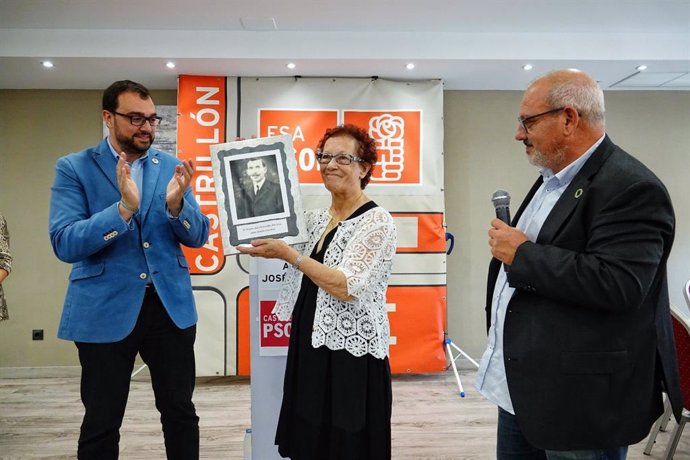 El secretario general de la FSA-PSOE y presidente del Principado, Adrián Barbón, en la entrega del premio Alcalde José Fernandín que la Agrupación Socialista de Castrillón ha concedido a Aida Fuentes Concheso.