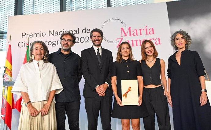 Entrega del Premio Nacional de Cinematografia 2024 por parte del ministro de Cultura Ernest Urtasun a Maria Zamora Tabakalera Donostia