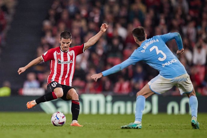 Archivo - Inigo Ruiz de Galarreta of Athletic Club competes for the ball with Oscar Mingueza of RC Celta de Vigo during the LaLiga EA Sports match between Athletic Club and RC Celta de Vigo at San Mames on November 10, 2023, in Bilbao, Spain.