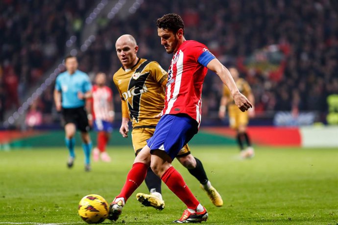 Archivo - Isi Palazon of Rayo Vallecano and Jorge Resurreccion "Koke" of Atletico de Madrid in action during the Spanish League, LaLiga EA Sports, football match played between Atletico de Madrid and Rayo Vallecano at Civitas Metropolitano stadium on Janu