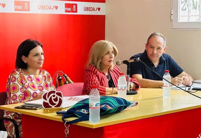 La secretaria de Organización del PSOE de Jaén, Isabel Uceda, en una reunión con dirigentes socialistas de la provincia.