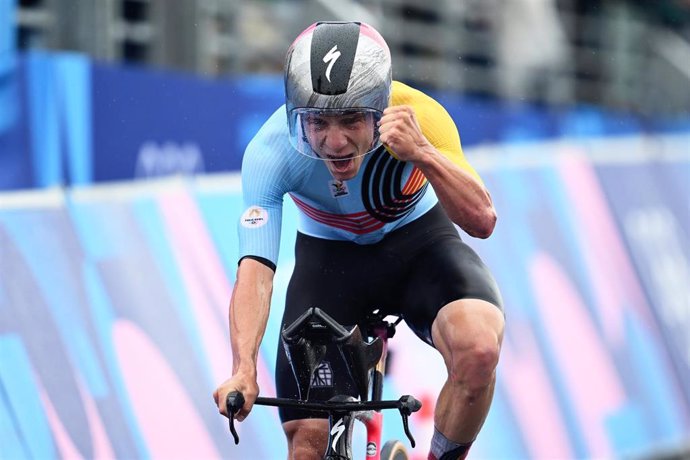 Archivo - El ciclista belga Remco Evenepoel celebra su oro en Paris 2024