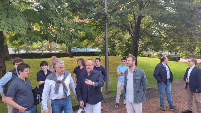 El presidente del PP vasco, Javier De Andrés, y el presidente del PP de Cataluña, Alejandro Fernández, en Bilbao, antes de participar en la inauguración del curso político de Nuevas Generaciones de Euskadi