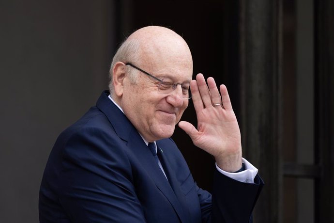 Archivo - April 19, 2024, Paris, France, France: French President welcomes Lebanese Prime Minister Najib Mikati before a meeting at the Elysee Palace.