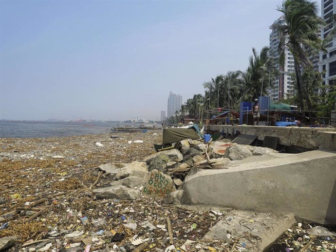 Archivo - Basura en la playa de Manila, en Filipinas