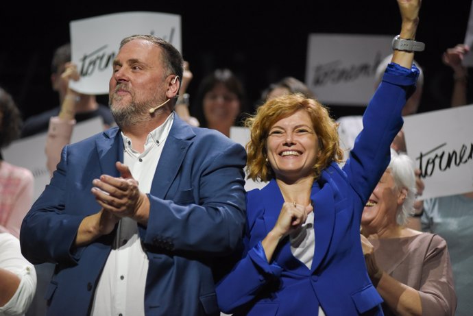 El expresidente de ERC, Oriol Junqueras y la líder de ERC en el Ayuntamiento de Barcelona, Elisenda Alamany, durante la presentación de la candidatura Militancia Decidim