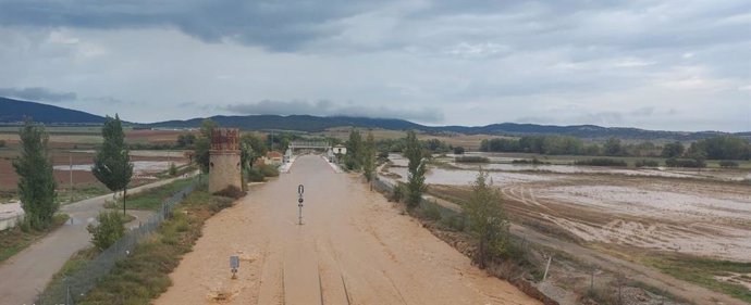 Vías del tren anegadas por el agua tras el desbordamento del Huerva a su paso por Villarreal de Huerva, en Zaragoza.