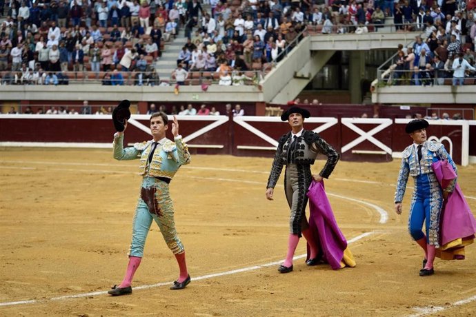 Daniel Luque pasea la oreja del segundo de la tarde de la feria de San Mateo en Logroño