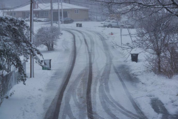 Archivo - Archivo.- Nieve en carretera.