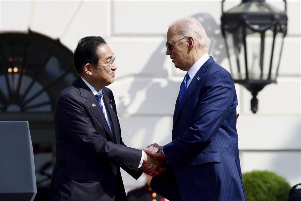 Archivo - El presidente estadounidense, Joe Biden, y el primer ministro japonés, Fumio Kishida.
