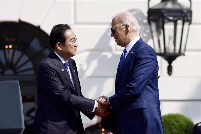 Archivo - April 10, 2024, Washington, Dc, United States: Japanese Prime Minister Fumio Kishida, left, shakes hands with U.S President Joe Biden, right, during the State Visit arrival ceremony on the South Lawn of the White House, April 10, 2024, in Washin