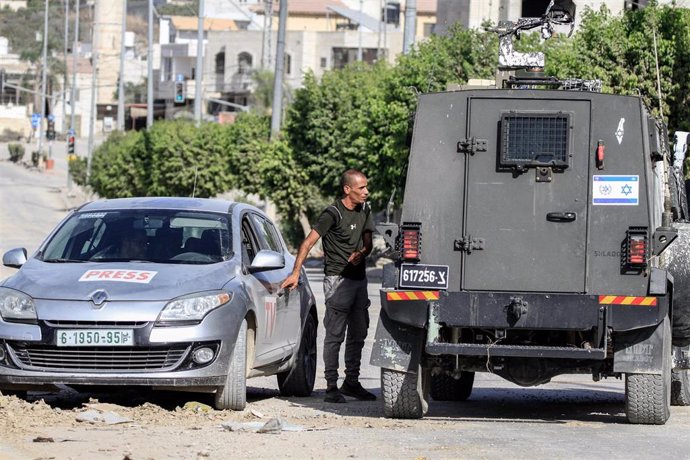 Soldados israelíes impiden trabajar a periodistas durante una incursión en Tulkarem, Cisjordania  