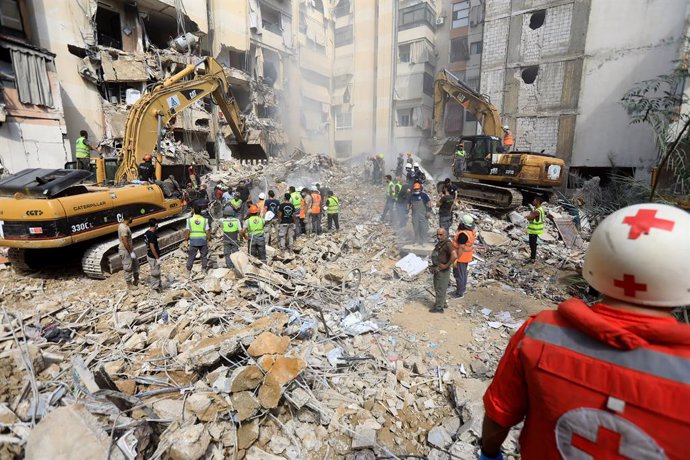 Trabajos de búsqueda y rescate tras un bombardeo del Ejército de Israel contra la capital de Líbano, Beirut (archivo)