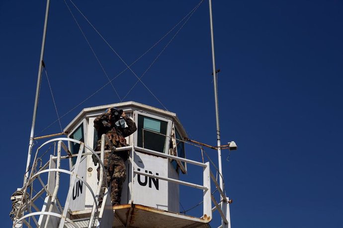 Un 'casco azul' de la Fuerza Interina de Naciones Unidas para Líbano (FINUL) en un puesto de observación en la localidad libanesa de Aalma al Chaab, cerca de la frontera con Israel (archivo)