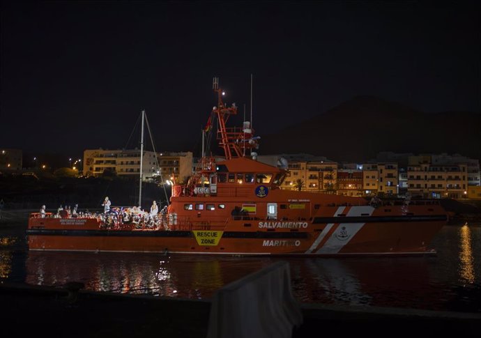 La Guardamar Calliope lleva a bordo a más de 300 migrantes, que llegan al puerto de La Restinga tras ser rescatados, a 20 de septiembre de 2024, en El Hierro, Canarias (España). La Guardamar Calliope salió a buscar a una embarcación que se encontraba a ca