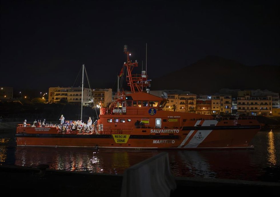 La Guardamar Calliope lleva a bordo a más de 300 migrantes, que llegan al puerto de La Restinga tras ser rescatados, a 20 de septiembre de 2024, en El Hierro, Canarias (España). La Guardamar Calliope salió a buscar a una embarcación que se encontraba a 