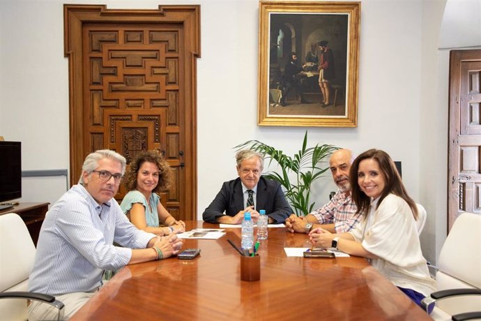 Encuentro entre el presidente de la Diputación, Salvador Fuentes (c), y representantes de Mía.