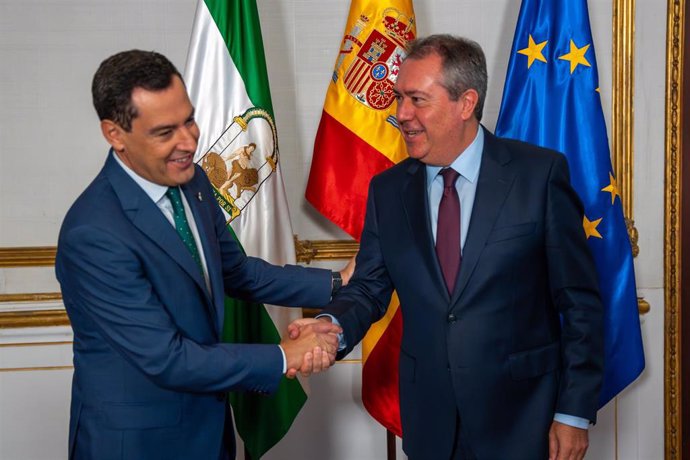 Archivo - El presidente de la Junta de Andalucía, Juanma Moreno (i), con el el secretario general del PSOE-A, Juan Espadas (d), en la reunión que mantuvieron el 8 de septiembre de 2023 (Fotografía de Archivo)