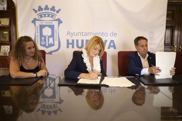 La alcaldesa y el presidente de Bareca, en la firma del convenio de colaboración para la Feria de la Tapa.