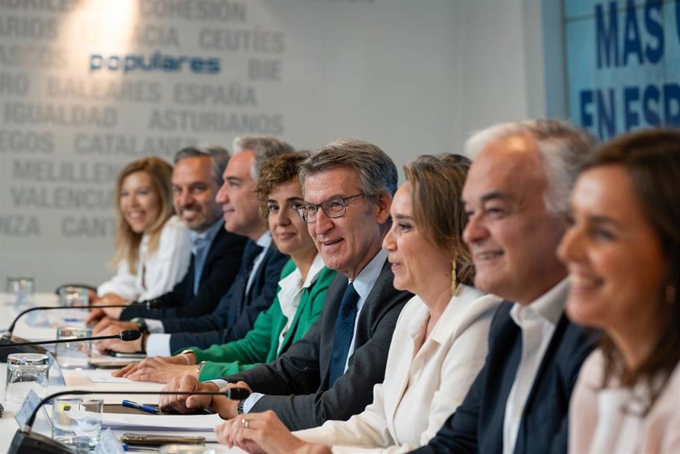Archivo - (I-D) La candidata del PP a las elecciones europeas, Dolors Montserrat; el presidente del PP, Alberto Núñez Feijóo y la secretaria general del PP, Cuca Gamarra, durante la reunión del Comité Ejecutivo Nacional, en la sede del PP, a 11 de junio