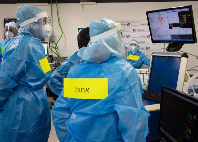 Archivo - Trabajadores médicos de Israel durante una simulación antes de la reapertura del departamento de coronavirus en el Hospital Rambam de la ciudad de Haifa (archivo)