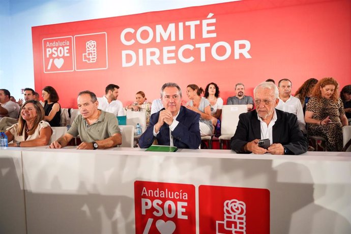 Archivo - El secretario general, Juan Espadas (i) y el presidente del PSOE-A, Manuel Pezzi (d) en el Comité Director, a 18 de julio de 2024, en Sevilla. (Foto de archivo).