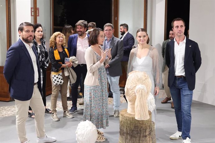 La presidenta del Govern, Marga Prohens, y el presidente del Consell, Llorenç Galmés, junto a otras autoridades, visitan una exposición en el marco de la 28 edición de la Nit de l'Art de Palma