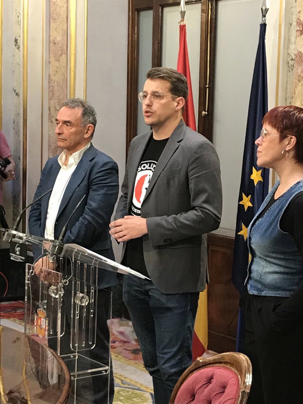 Archivo - El diputado de Sumar Aragón, Jorge Pueyo, junto a los portavoces adjuntos del grupo parlamentario, Enrique Santiago y gueda Micó.
