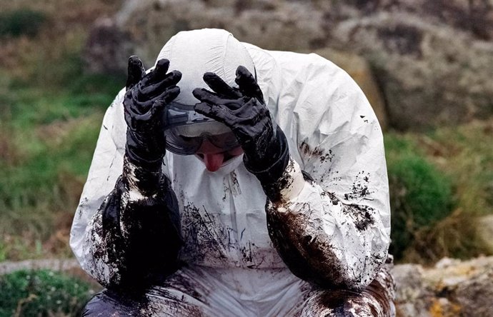 Archivo - MUXÍA, GALICIA, ESPAÑA - 16 DE NOVIEMBRE DE 2002: Grupos de voluntarios limpian la costa de la localidad gallega de Muxía de petroleo después de que la marea arrastrara el chapapote hacia la costa gallega tras el derrame provocado por el hundimi